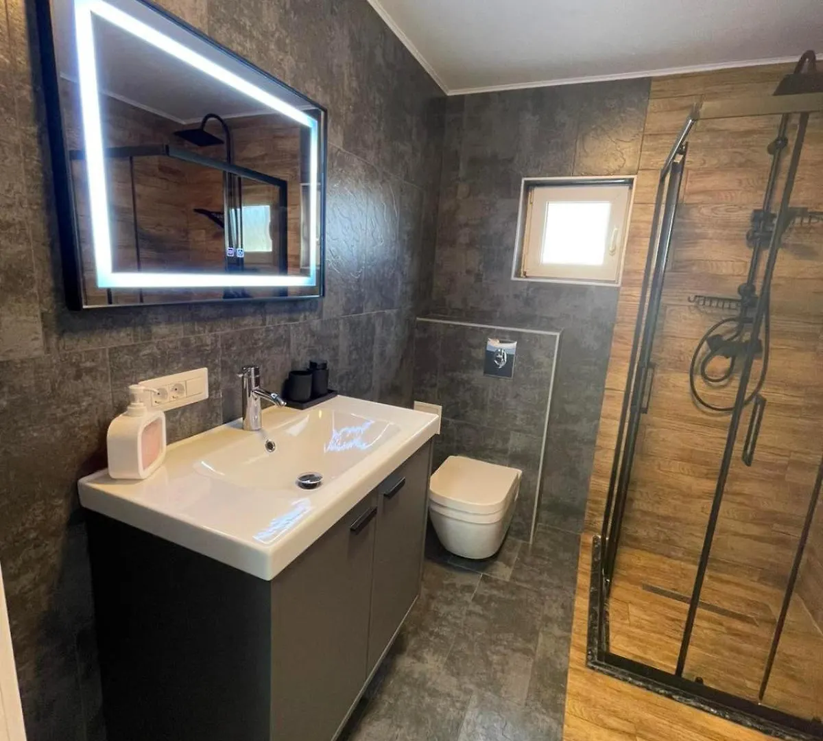 V Apartament - Ultra Central Otopeni Apartment
