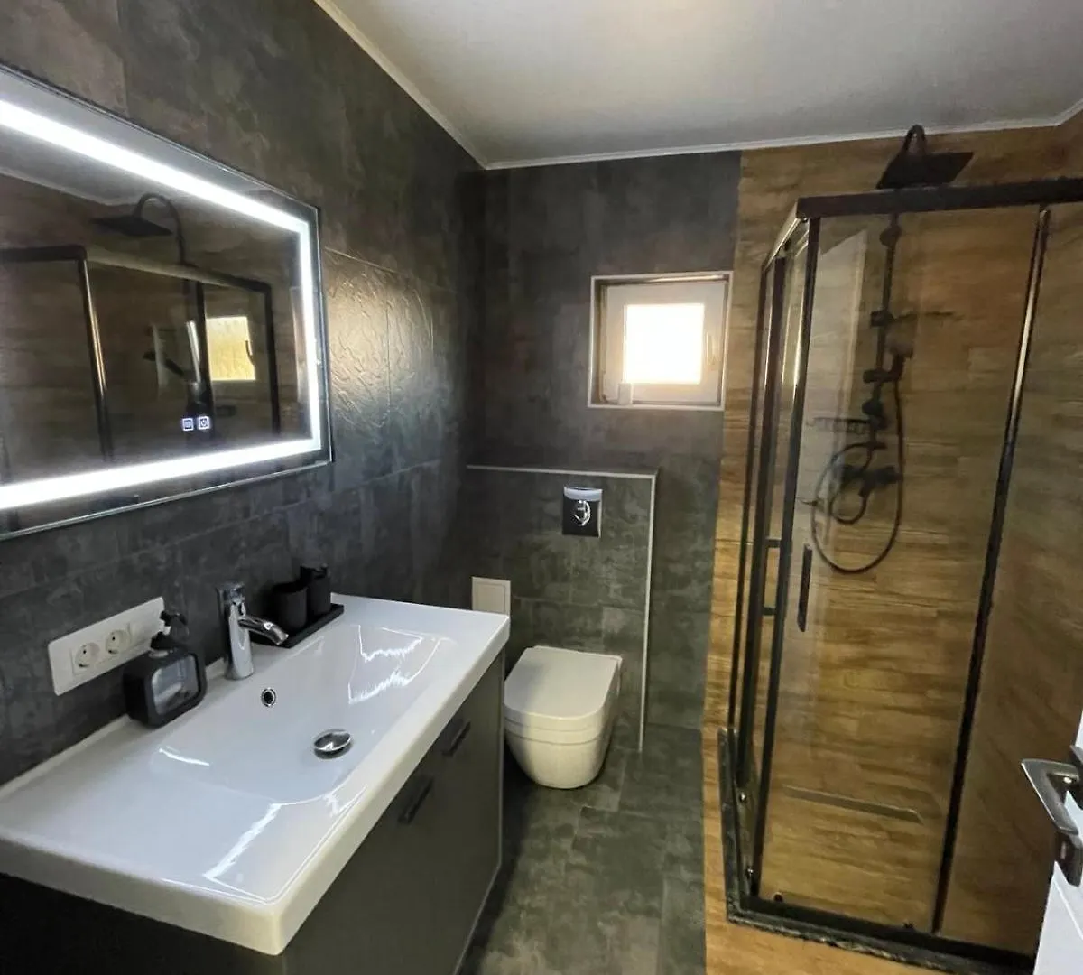 V Apartament - Ultra Central Otopeni 0*,  Romania